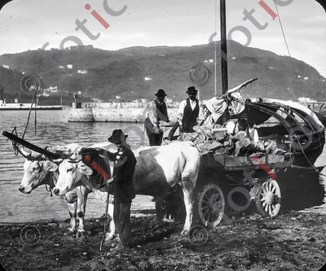 Marmortransport am Seeufer | Marble transport at the lakeside (foticon-simon-176-006-sw.jpg)